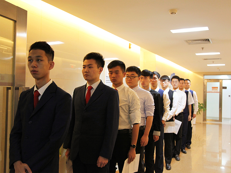 初試排隊(duì)男