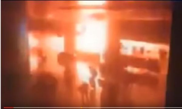 土耳其機(jī)場襲擊者在X光機(jī)前引爆炸彈。(YouTube截圖) 土耳其機(jī)場襲擊者在X光機(jī)前引爆炸彈。(YouTube截圖)