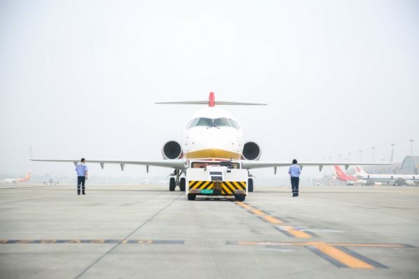 ARJ21完成載客首航,11:37成功降落虹橋機場 ARJ21完成載客首航,11:37成功降落虹橋機場