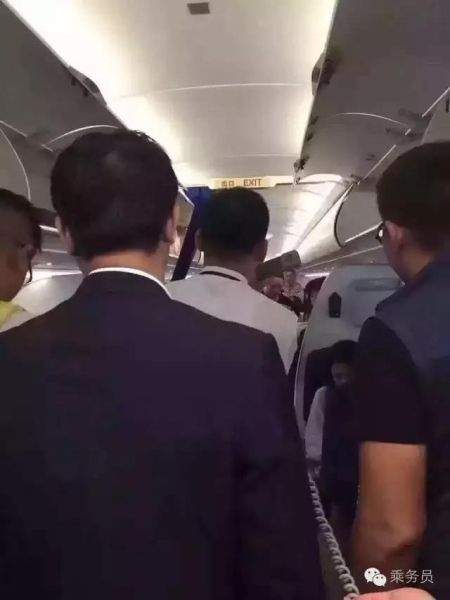 航班延誤機(jī)長現(xiàn)身:有事沖我來,別為難乘務(wù)員! 航班延誤機(jī)長現(xiàn)身:有事沖我來,別為難乘務(wù)員!