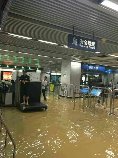 高鐵武漢站嚴(yán)重受到洪水影響。 高鐵武漢站嚴(yán)重受到洪水影響。