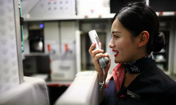 英語(yǔ)引發(fā)的投訴,空乘英語(yǔ)廣播為何難聽懂?361187_ 英語(yǔ)引發(fā)的投訴,空乘英語(yǔ)廣播為何難聽懂?