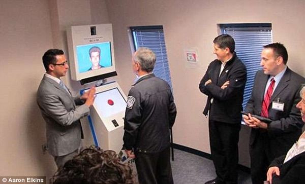 安檢引入測(cè)謊機(jī)器人 恐怖分子:好怕怕!385137_ 安檢引入測(cè)謊機(jī)器人 恐怖分子:好怕怕!