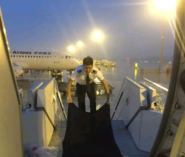 風(fēng)再大雨再急,不忘旅客安全與舒適!這就是民航人 風(fēng)再大雨再急,不忘旅客安全與舒適!這就是民航人