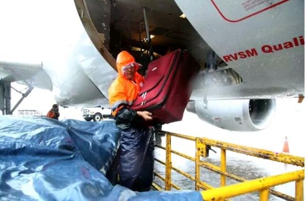 地服人用自己的方式詮釋著“擔(dān)當(dāng)”二字! 地服人用自己的方式詮釋著“擔(dān)當(dāng)”二字!