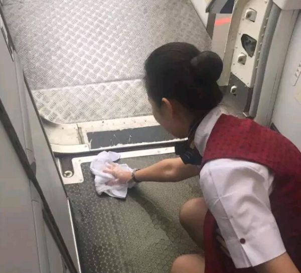 風(fēng)再大雨再急,不忘旅客安全與舒適!這就是民航人 風(fēng)再大雨再急,不忘旅客安全與舒適!這就是民航人