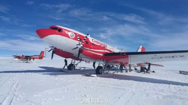 中國首架固定翼飛機(jī)“雪鷹601”首降南極之巔386661_ 中國首架固定翼飛機(jī)“雪鷹601”首降南極之巔